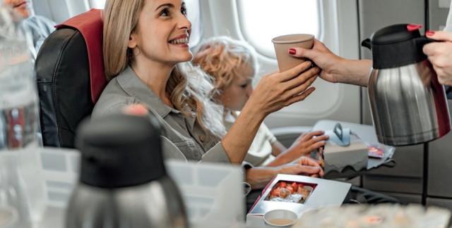 Бортпроводники объяснили, почему не стоит заказывать чай и кофе в самолете.