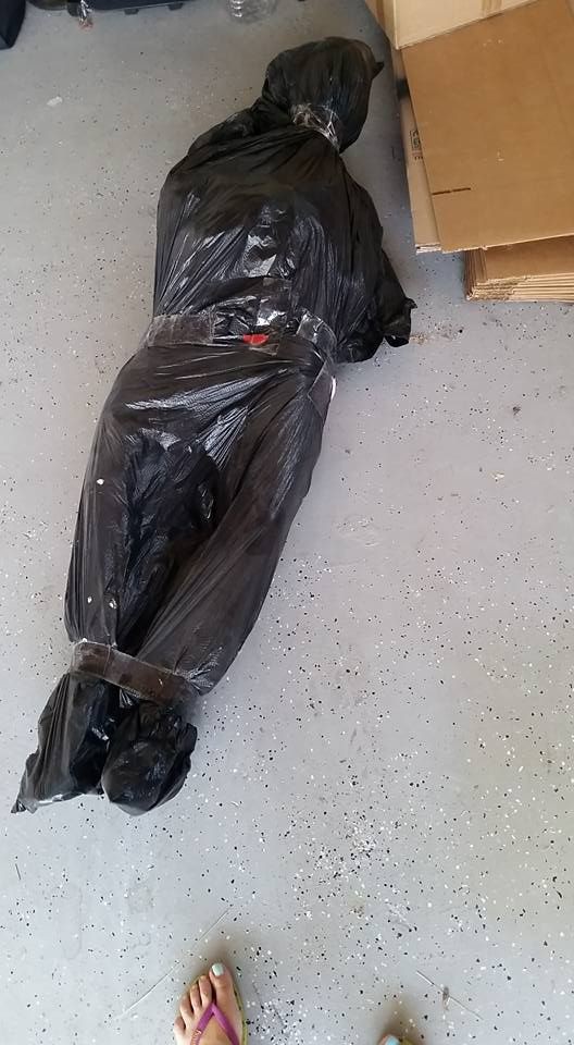 Сдирание кожи с секс-куклы