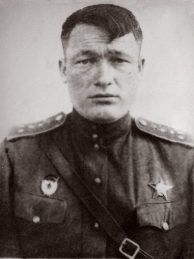 Здесь лежат мои боевые товарищи, и, пока жив, я буду искать и хоронить погибших