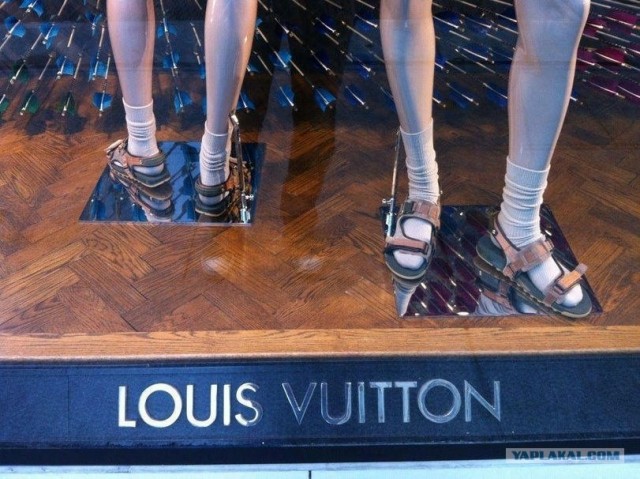 Носки с сандалиями без сандалий