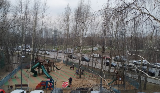 Давайте фото у кого какой вид из окна на оживленные улицы городов в настоящий момент