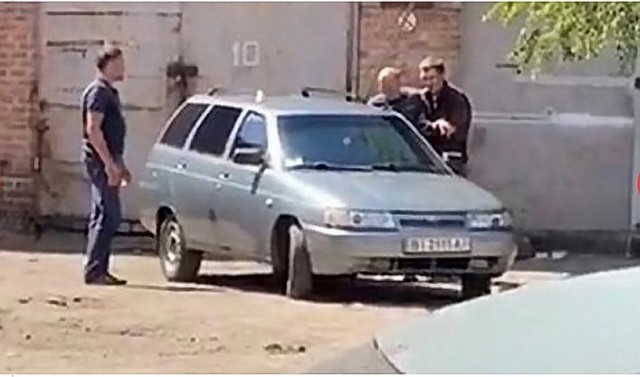 В Полтаве неизвестный взял в заложники сотрудника полиции и обещает подорвать себя и его гранатой