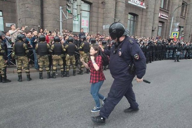По соседству с закрашенным Навальным появилось новое граффити — с другим героем