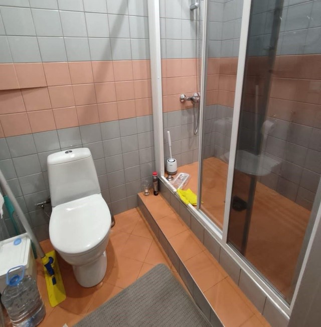 Москвич пожаловался на соседа за то, что он сделал себе просторный туалет и снес пару стен