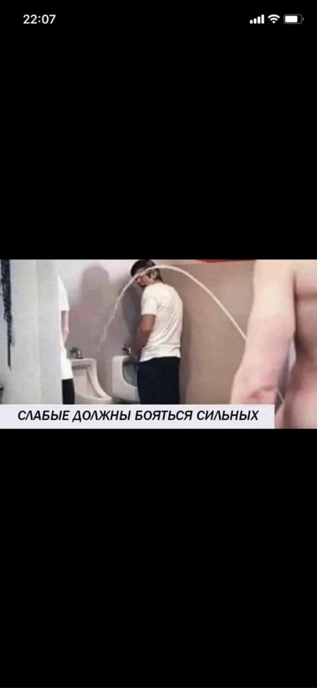 Мужик учит детей ссать сидя