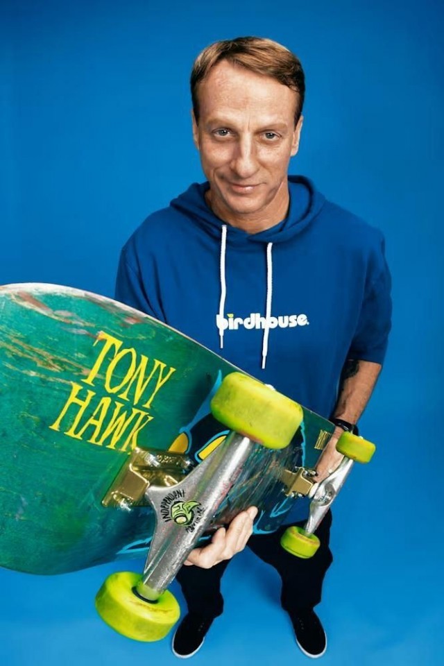 Тони Хоук в русском народном костюме на сцене в «Щелкунчике»