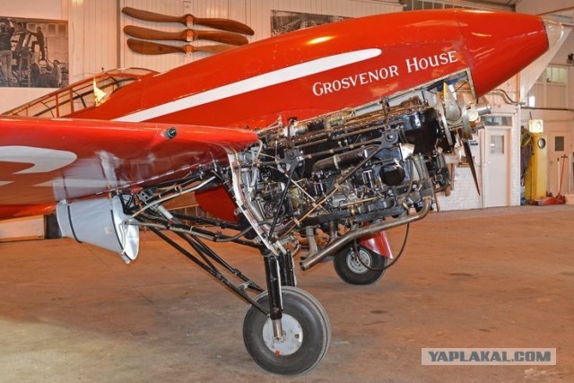 Исторический DH.88 Comet перевернулся при посадке в Великобритании
