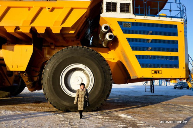 Новый рекорд: самосвал "БелАЗ" утащил 500 тонн
