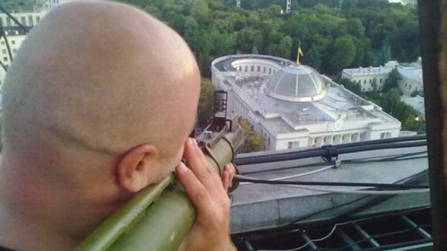 Митингующие в Киеве штурмуют здание Рады