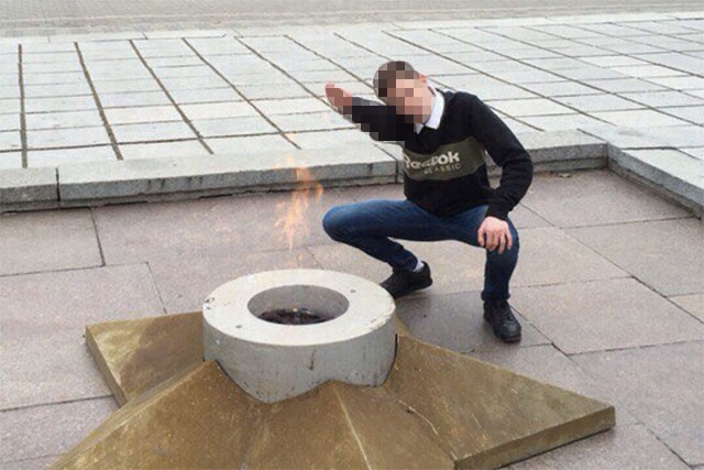 «Зиговавший» у Вечного огня в Кемерово подросток заявил, что просто грел руки