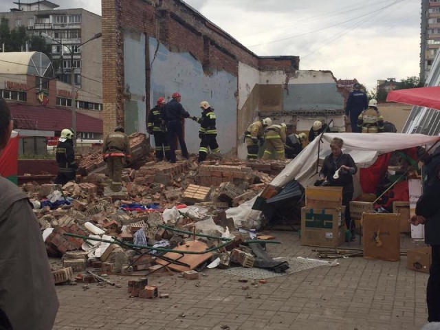 В Балашихе на людей рухнула стена бывшего кинотеатра
