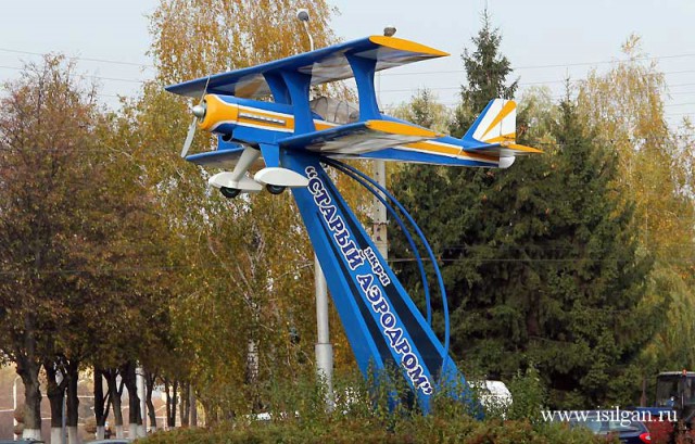 Самолет во дворе