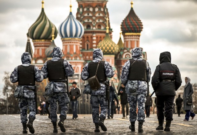 Мои чувства верующего глубоко оскорблены видом вот этой *опы на фоне храма