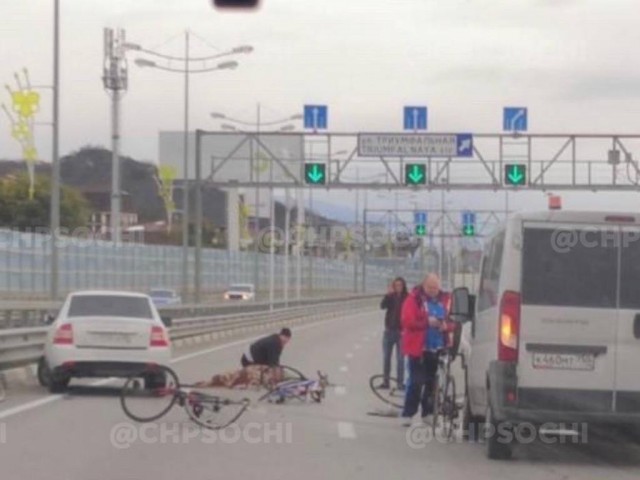 Момент аварии в Адлере с 4 велосипедистками попал на видео