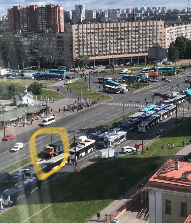 Шестнадцать человек пострадали столкновении 12 авто в Санкт-Петербурге