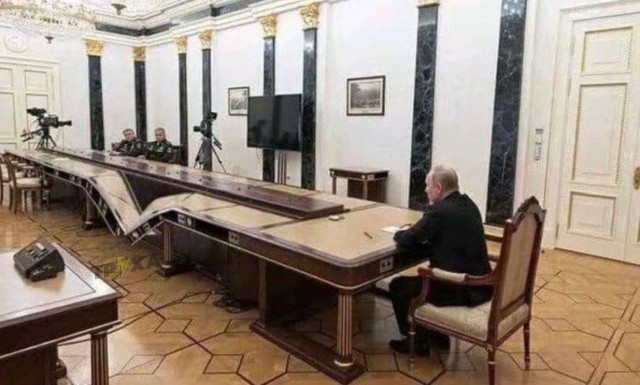 Движение на Крымском мосту остановили из-за ЧП