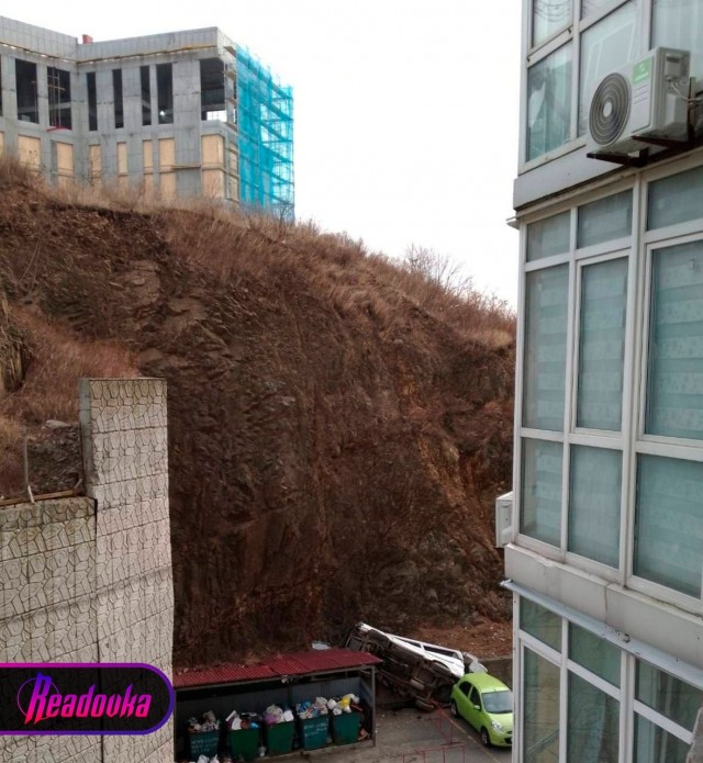 Во Владивостоке произошло смертоносное падение микроавтобуса на парковку дома