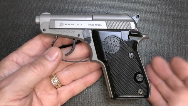 Beretta 21A - кому понадобился пистолет с заряжанием как у ружья?