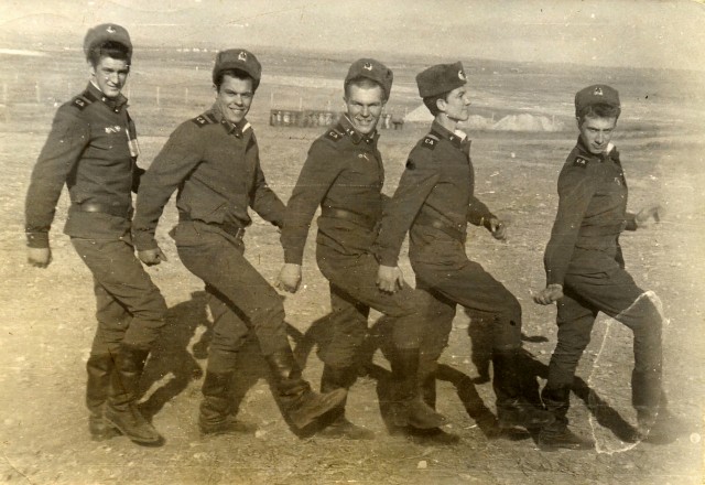 А давайте в честь праздника, выкладывать свои армейские фотки уважаемые яповцы