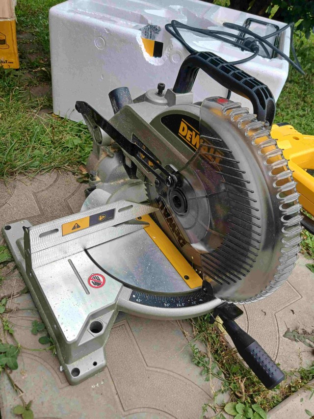 Торцовочная пила Dewalt DW714-KS