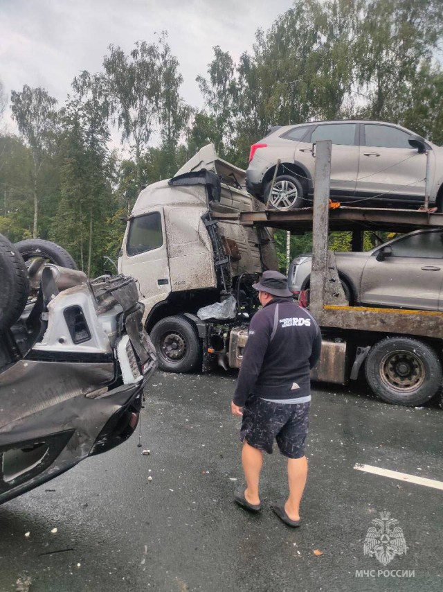 Фура со сжиженной углекислотой и автовоз столкнулись на трассе М-12 в Арзамасском районе