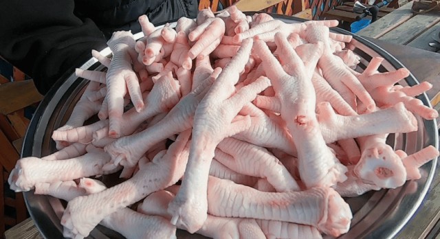 Почему в СССР куры продавались с лапками и головами, а сегодня их убирают