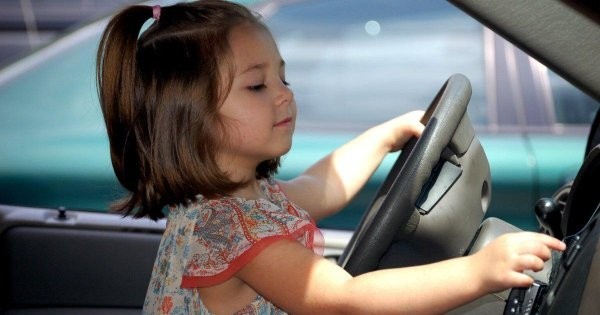 Автосалон послал девушку с претензиями во время гарантии.