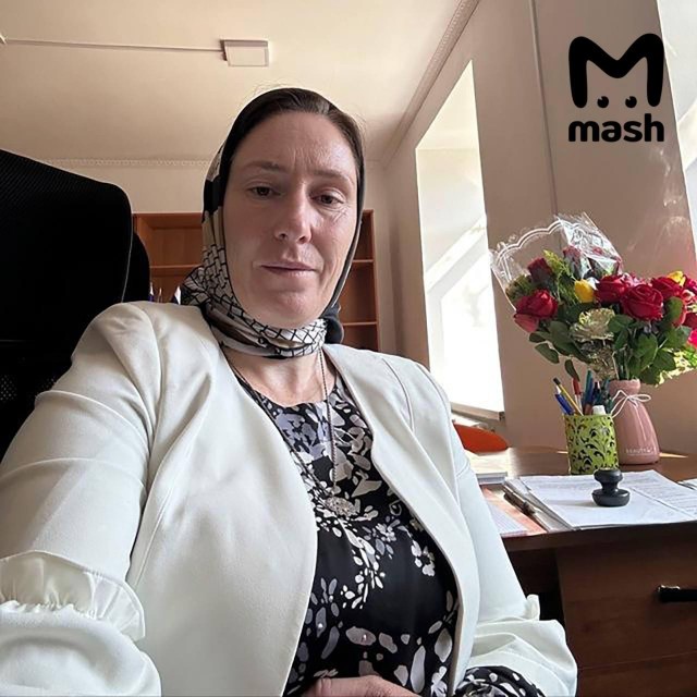 Учительница взбирается по скалам Дагестана каждый день по четыре часа, чтобы добраться до школы, — ради троих учеников на высоте 1,8
КМ