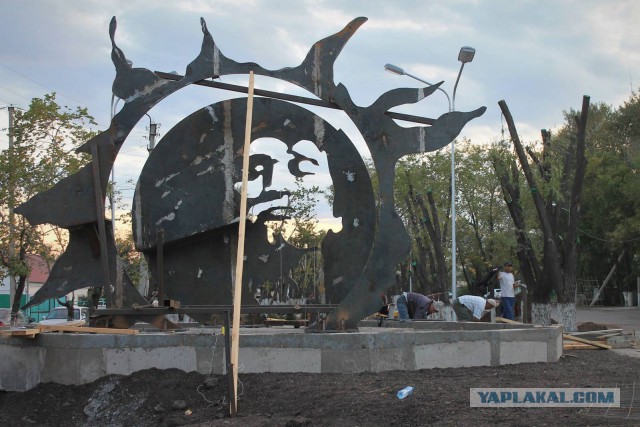 Памятник Виктору Цою установили в Караганде