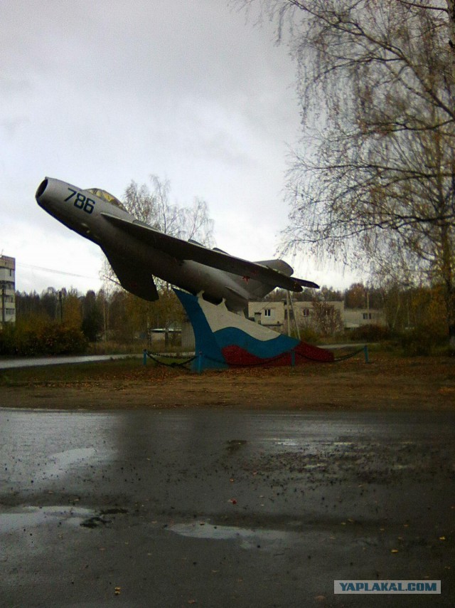 Самолет во дворе