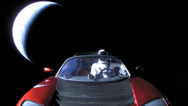 Астрономы сфотографировали Tesla Roadster Илона Маска