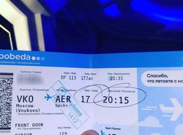 Пассажиры одного из задержанных из-за прилёта Навального рейсов собираются судиться с «Победой». Они проведут в аэропорту сутки