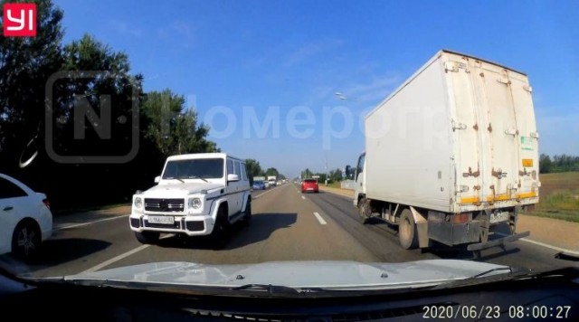 Охранники напали на державшего обочину водителя