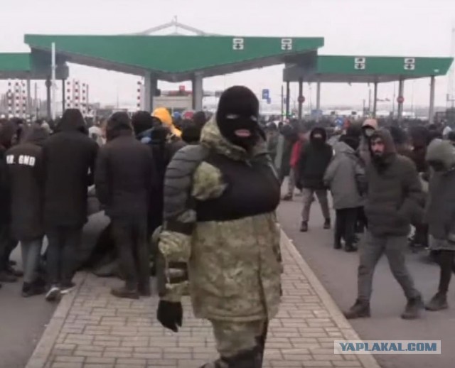Мигранты на польско-бел. границе ломают ограждения и бросают в польских пограничников камни. В ответ летят светошумовые гранаты