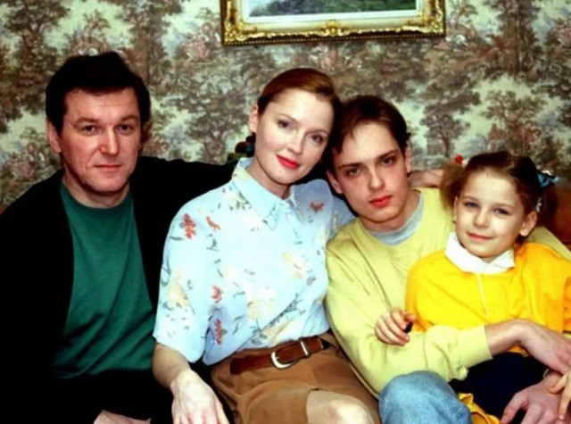 30 редких фотоснимков отечественных знаменитостей, которые отправят вас в 90-е