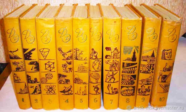 Книжные полки с книгами