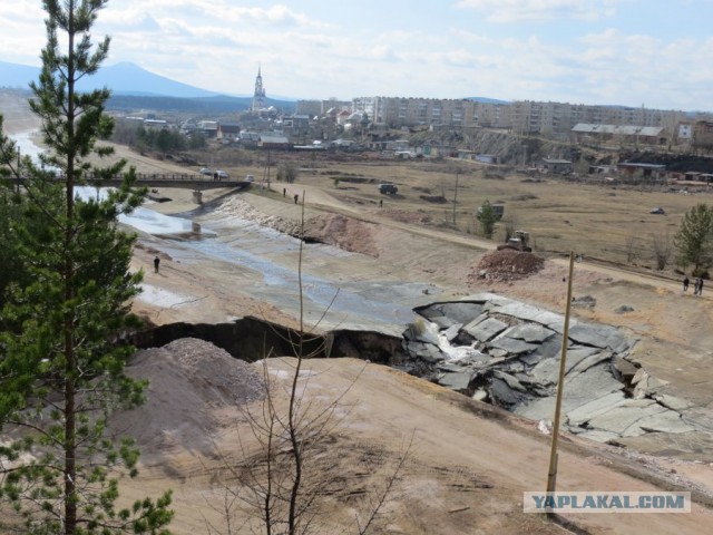 В Крыму в яму провалилась машина