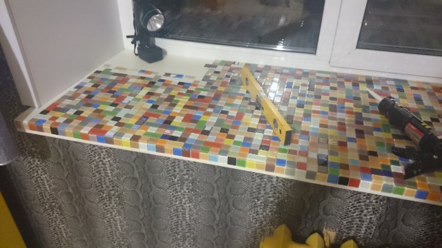 Мозаику убрали. Подоконник отделанный мозаикой. Столешница для кухни отделанная мозаикой. Мозаичная плитка на столешницу на кухне. Столешница из мозаики на кухне.