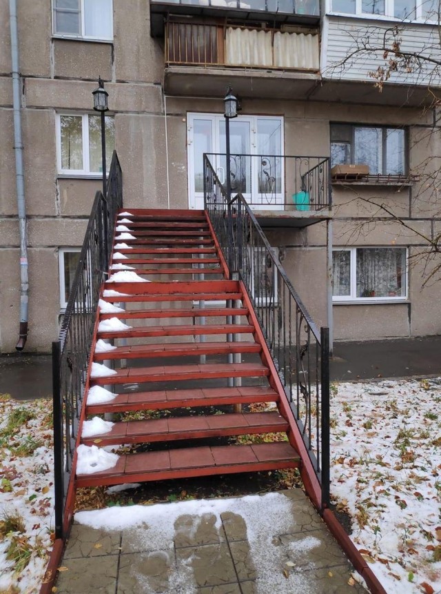 Один из жителей Магнитогорска значительно упростил себе жизнь, сделав отдельный вход через балкон