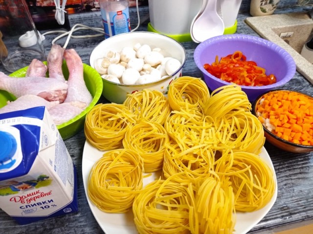 Макароны с курицей и грибами в казане