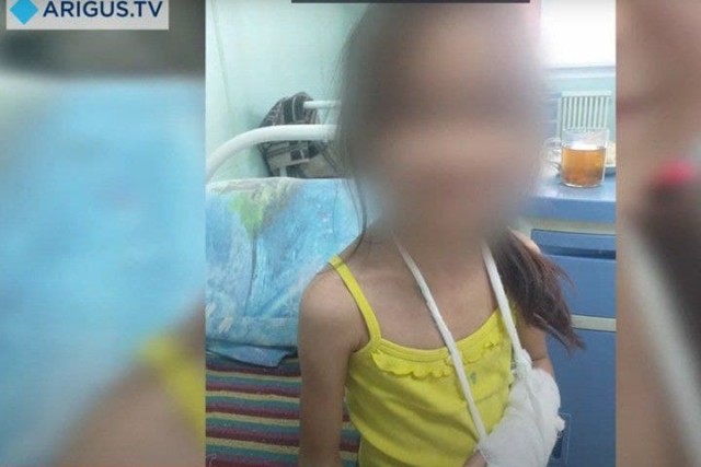 В Бурятии мать отрезала восьмилетней дочери пальцы за игру со спичками.