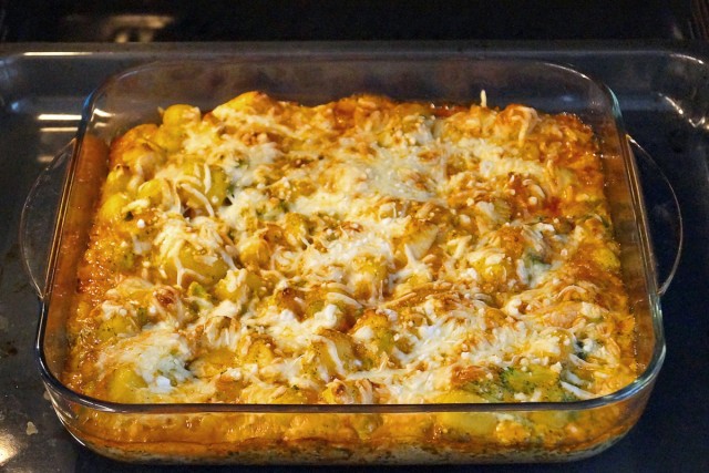 Запеканка ньокки с курицей и брокколи