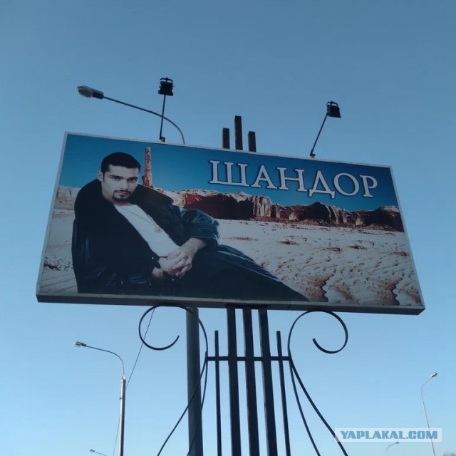 Людям, ставящим поминальные кресты и венки вдоль дорог!