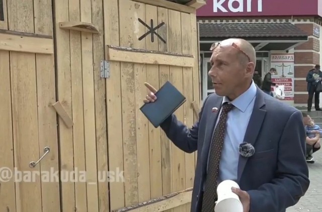 В Чите спустя два года ожидания открыли обещанный уличный туалет для жителей бараков