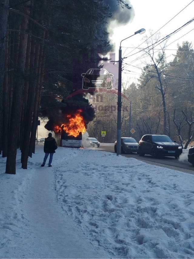 Набитый пассажирами ПАЗик влетел в автобус в Красноярске