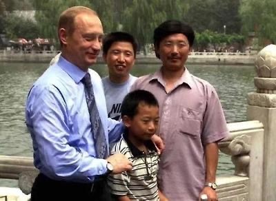 Путин встретился с китайским инженером Пэн Паем, с которым виделся ещё в 2000 году во время первого визита в Китай, когда тот был ребёнком.
