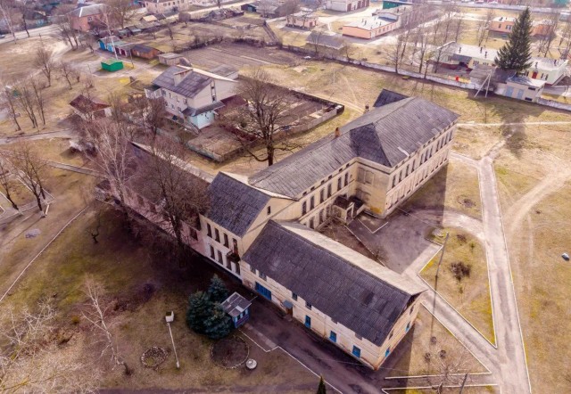 В Беларуси продают целую усадьбу за ₽1200. В ней есть два этажа, отопление, водоснабжение и электричество