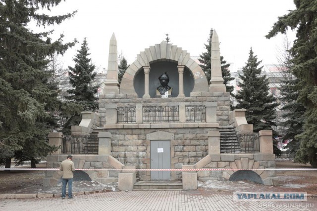 Ленину придали украинский оттенок.
