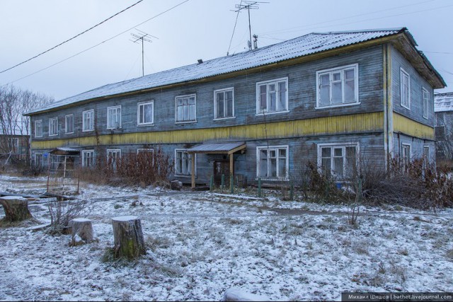 Дети живут в болоте! А чиновникам сложно помочь!