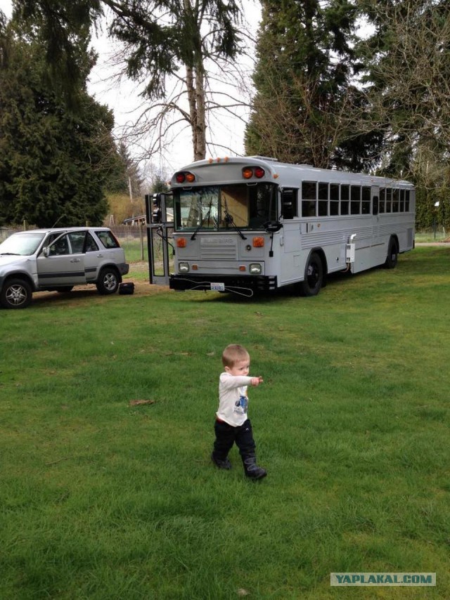 Семья переехала жить в старый школьный автобус